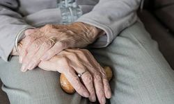 Evde sağlıkta yeni dönem: Yönetmelik yaşlı bakım sigortasının önünü açıyor