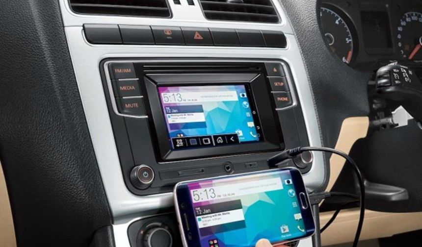 Araç içi ekranlar köklü değişikliğe uğruyor