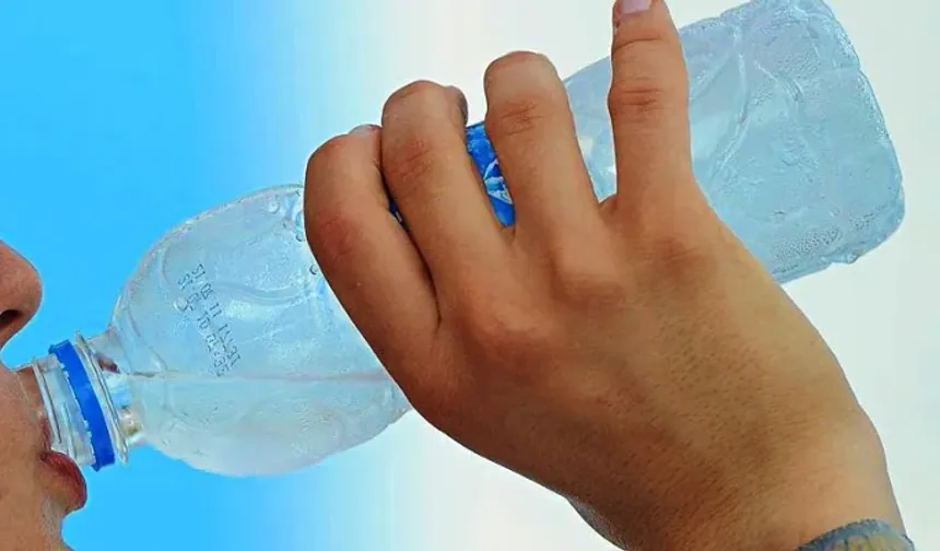 Şişe suyla birlikte 90 bin mikroplastik tüketiyoruz