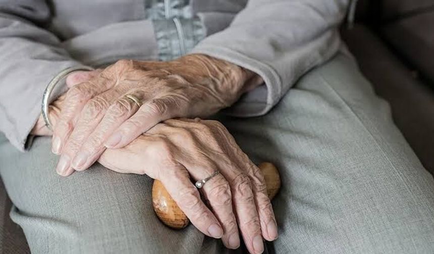 Evde sağlıkta yeni dönem: Yönetmelik yaşlı bakım sigortasının önünü açıyor